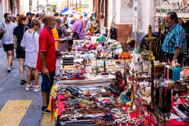 Seville, İspanya - 14 Temmuz 2022 Mercadillo Historico Del Jueves olarak da bilinen bit pazarında satılan çeşitli eşyalar, yerel halk dar Calle Feria 'da pazarlık aramakla meşgul.