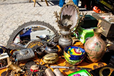 Seville, İspanya - 14 Temmuz 2022 Mercadillo Historico Del Jueves olarak da bilinen bit pazarında satılan çeşitli eşyalar, yerel halk dar Calle Feria 'da pazarlık aramakla meşgul.