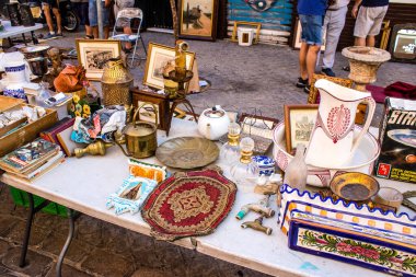 Seville, İspanya - 14 Temmuz 2022 Mercadillo Historico Del Jueves olarak da bilinen bit pazarında satılan çeşitli eşyalar, yerel halk dar Calle Feria 'da pazarlık aramakla meşgul.
