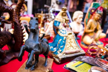 Seville, İspanya - 14 Temmuz 2022 Mercadillo Historico Del Jueves olarak da bilinen bit pazarında satılan çeşitli eşyalar, yerel halk dar Calle Feria 'da pazarlık aramakla meşgul.