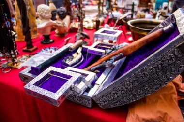 Seville, İspanya - 14 Temmuz 2022 Mercadillo Historico Del Jueves olarak da bilinen bit pazarında satılan çeşitli eşyalar, yerel halk dar Calle Feria 'da pazarlık aramakla meşgul.