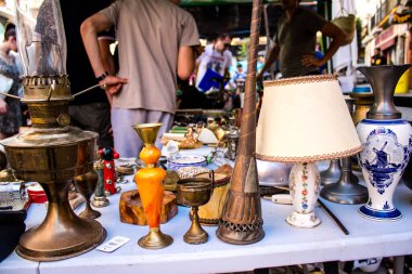 Seville, İspanya - 14 Temmuz 2022 Mercadillo Historico Del Jueves olarak da bilinen bit pazarında satılan çeşitli eşyalar, yerel halk dar Calle Feria 'da pazarlık aramakla meşgul.