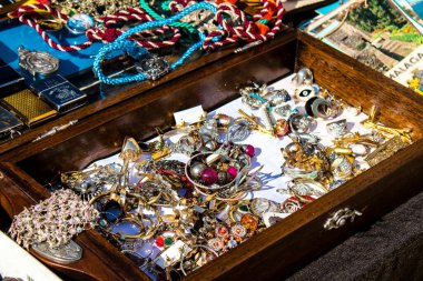 Seville, İspanya - 14 Temmuz 2022 Mercadillo Historico Del Jueves olarak da bilinen bit pazarında satılan çeşitli eşyalar, yerel halk dar Calle Feria 'da pazarlık aramakla meşgul.