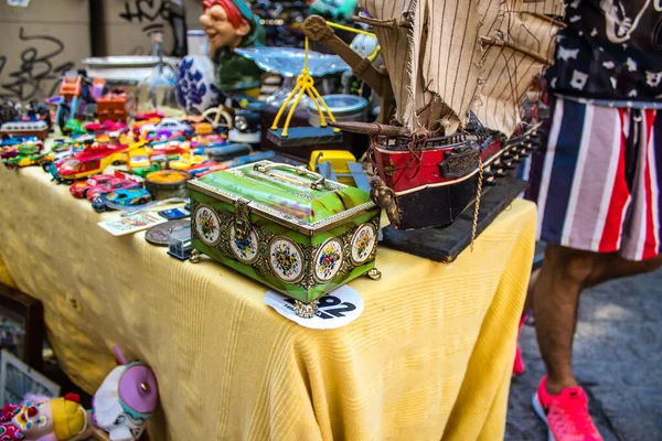 Seville, İspanya - 14 Temmuz 2022 Mercadillo Historico Del Jueves olarak da bilinen bit pazarında satılan çeşitli eşyalar, yerel halk dar Calle Feria 'da pazarlık aramakla meşgul.
