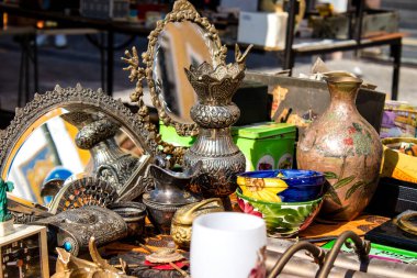 Seville, İspanya - 14 Temmuz 2022 Mercadillo Historico Del Jueves olarak da bilinen bit pazarında satılan çeşitli eşyalar, yerel halk dar Calle Feria 'da pazarlık aramakla meşgul.