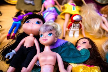 Seville, İspanya - 14 Temmuz 2022 Mercadillo Historico Del Jueves olarak da bilinen bit pazarında satılan çeşitli eşyalar, yerel halk dar Calle Feria 'da pazarlık aramakla meşgul.