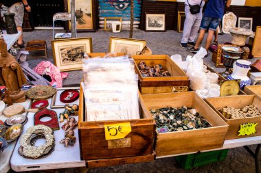 Seville, İspanya - 14 Temmuz 2022 Mercadillo Historico Del Jueves olarak da bilinen bit pazarında satılan çeşitli eşyalar, yerel halk dar Calle Feria 'da pazarlık aramakla meşgul.