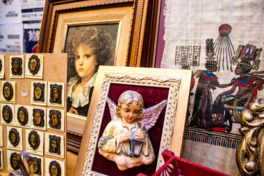 Seville, İspanya - 14 Temmuz 2022 Mercadillo Historico Del Jueves olarak da bilinen bit pazarında satılan çeşitli eşyalar, yerel halk dar Calle Feria 'da pazarlık aramakla meşgul.