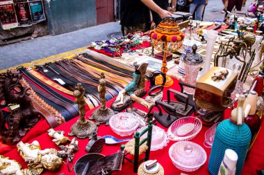 Seville, İspanya - 14 Temmuz 2022 Mercadillo Historico Del Jueves olarak da bilinen bit pazarında satılan çeşitli eşyalar, yerel halk dar Calle Feria 'da pazarlık aramakla meşgul.