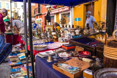 Seville, İspanya - 14 Temmuz 2022 Mercadillo Historico Del Jueves olarak da bilinen bit pazarında satılan çeşitli eşyalar, yerel halk dar Calle Feria 'da pazarlık aramakla meşgul.