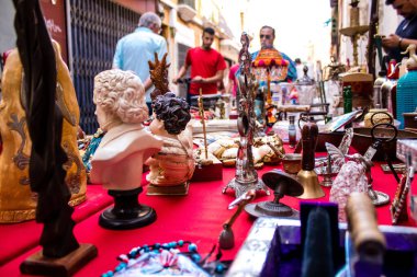 Seville, İspanya - 14 Temmuz 2022 Mercadillo Historico Del Jueves olarak da bilinen bit pazarında satılan çeşitli eşyalar, yerel halk dar Calle Feria 'da pazarlık aramakla meşgul.