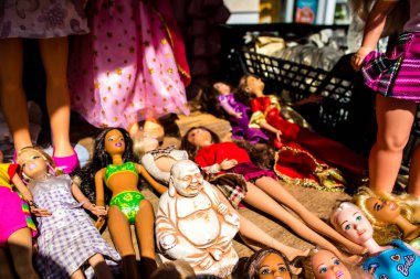 Seville, İspanya - 14 Temmuz 2022 Mercadillo Historico Del Jueves olarak da bilinen bit pazarında satılan çeşitli eşyalar, yerel halk dar Calle Feria 'da pazarlık aramakla meşgul.