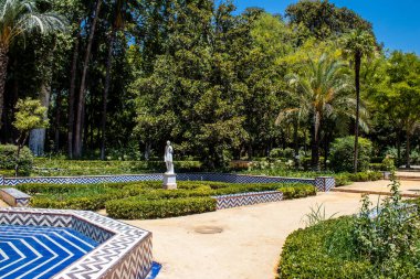 Seville, İspanya - 14 Temmuz 2022 Maria Luisa Parkı, İspanya 'nın güneyindeki Endülüs Bölgesi' nin başkenti ve sembolik şehri Sevilla 'nın ilk yeşil akciğerlerinden biridir.