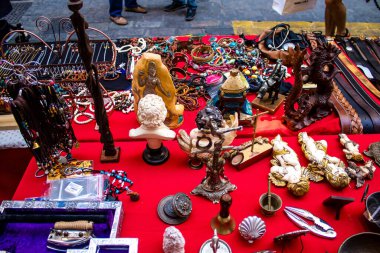 Seville, İspanya - 14 Temmuz 2022 Mercadillo Historico Del Jueves olarak da bilinen bit pazarında satılan çeşitli eşyalar, yerel halk dar Calle Feria 'da pazarlık aramakla meşgul.