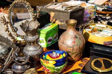 Seville, İspanya - 14 Temmuz 2022 Mercadillo Historico Del Jueves olarak da bilinen bit pazarında satılan çeşitli eşyalar, yerel halk dar Calle Feria 'da pazarlık aramakla meşgul.