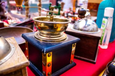 Seville, İspanya - 14 Temmuz 2022 Mercadillo Historico Del Jueves olarak da bilinen bit pazarında satılan çeşitli eşyalar, yerel halk dar Calle Feria 'da pazarlık aramakla meşgul.
