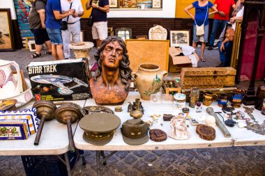 Seville, İspanya - 14 Temmuz 2022 Mercadillo Historico Del Jueves olarak da bilinen bit pazarında satılan çeşitli eşyalar, yerel halk dar Calle Feria 'da pazarlık aramakla meşgul.
