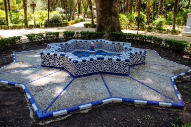 Seville, İspanya - 14 Temmuz 2022 Maria Luisa Parkı, İspanya 'nın güneyindeki Endülüs Bölgesi' nin başkenti ve sembolik şehri Sevilla 'nın ilk yeşil akciğerlerinden biridir.