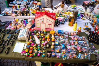 Seville, İspanya - 14 Temmuz 2022 Mercadillo Historico Del Jueves olarak da bilinen bit pazarında satılan çeşitli eşyalar, yerel halk dar Calle Feria 'da pazarlık aramakla meşgul.