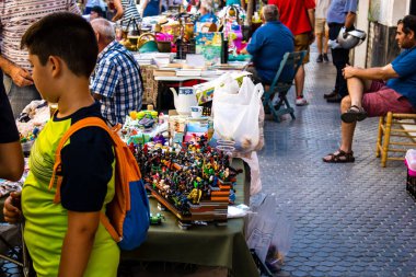 Seville, İspanya - 14 Temmuz 2022 Mercadillo Historico Del Jueves olarak da bilinen bit pazarında satılan çeşitli eşyalar, yerel halk dar Calle Feria 'da pazarlık aramakla meşgul.