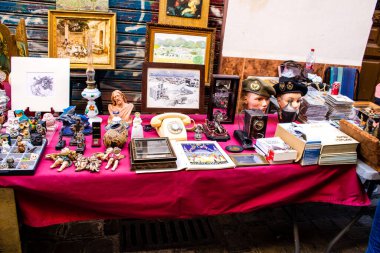 Seville, İspanya - 14 Temmuz 2022 Mercadillo Historico Del Jueves olarak da bilinen bit pazarında satılan çeşitli eşyalar, yerel halk dar Calle Feria 'da pazarlık aramakla meşgul.