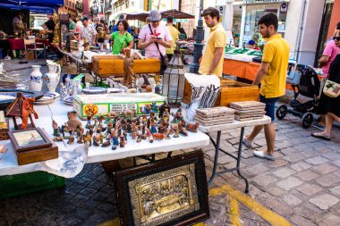 Seville, İspanya - 14 Temmuz 2022 Mercadillo Historico Del Jueves olarak da bilinen bit pazarında satılan çeşitli eşyalar, yerel halk dar Calle Feria 'da pazarlık aramakla meşgul.