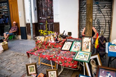 Seville, İspanya - 14 Temmuz 2022 Mercadillo Historico Del Jueves olarak da bilinen bit pazarında satılan çeşitli eşyalar, yerel halk dar Calle Feria 'da pazarlık aramakla meşgul.