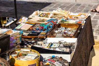 Seville, İspanya - 14 Temmuz 2022 Mercadillo Historico Del Jueves olarak da bilinen bit pazarında satılan çeşitli eşyalar, yerel halk dar Calle Feria 'da pazarlık aramakla meşgul.