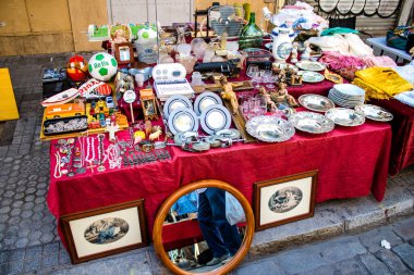 Seville, İspanya - 14 Temmuz 2022 Mercadillo Historico Del Jueves olarak da bilinen bit pazarında satılan çeşitli eşyalar, yerel halk dar Calle Feria 'da pazarlık aramakla meşgul.