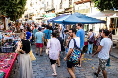 Seville, İspanya - 14 Temmuz 2022 Mercadillo Historico Del Jueves olarak da bilinen bit pazarında satılan çeşitli eşyalar, yerel halk dar Calle Feria 'da pazarlık aramakla meşgul.