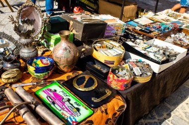 Seville, İspanya - 14 Temmuz 2022 Mercadillo Historico Del Jueves olarak da bilinen bit pazarında satılan çeşitli eşyalar, yerel halk dar Calle Feria 'da pazarlık aramakla meşgul.