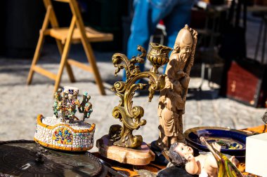 Seville, İspanya - 14 Temmuz 2022 Mercadillo Historico Del Jueves olarak da bilinen bit pazarında satılan çeşitli eşyalar, yerel halk dar Calle Feria 'da pazarlık aramakla meşgul.