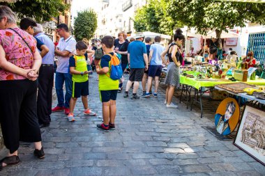 Seville, İspanya - 14 Temmuz 2022 Mercadillo Historico Del Jueves olarak da bilinen bit pazarında satılan çeşitli eşyalar, yerel halk dar Calle Feria 'da pazarlık aramakla meşgul.
