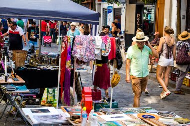 Seville, İspanya - 14 Temmuz 2022 Mercadillo Historico Del Jueves olarak da bilinen bit pazarında satılan çeşitli eşyalar, yerel halk dar Calle Feria 'da pazarlık aramakla meşgul.
