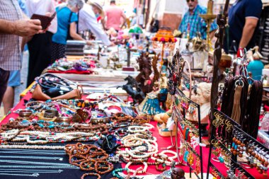 Seville, İspanya - 14 Temmuz 2022 Mercadillo Historico Del Jueves olarak da bilinen bit pazarında satılan çeşitli eşyalar, yerel halk dar Calle Feria 'da pazarlık aramakla meşgul.