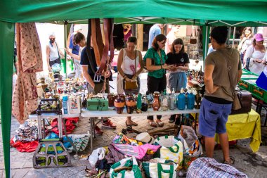 Seville, İspanya - 14 Temmuz 2022 Mercadillo Historico Del Jueves olarak da bilinen bit pazarında satılan çeşitli eşyalar, yerel halk dar Calle Feria 'da pazarlık aramakla meşgul.
