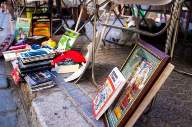Seville, İspanya - 14 Temmuz 2022 Mercadillo Historico Del Jueves olarak da bilinen bit pazarında satılan çeşitli eşyalar, yerel halk dar Calle Feria 'da pazarlık aramakla meşgul.