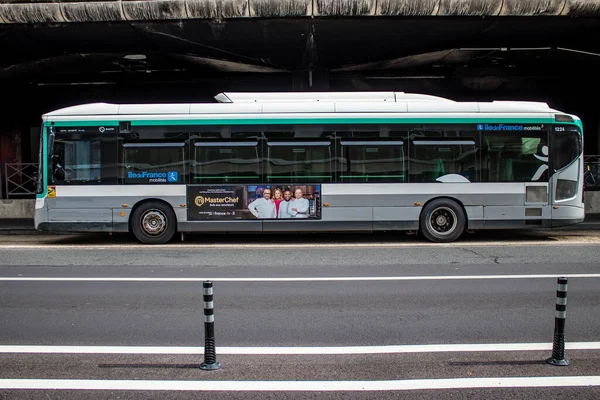 Paris France September 2022 Bus Driving Streets Paris Buses Inexpensive — Foto de Stock