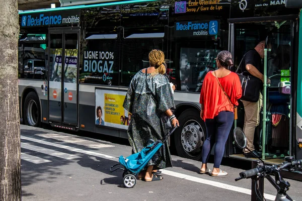 Paris France September 2022 Bus Driving Streets Paris Buses Inexpensive — стокове фото