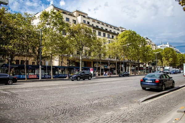 PARIS, FRANÇA - 01 De Dezembro De 2016: Carro Alemão Esperta Bonita De Uma  Empresa De Partilha De Carro Estacionado Na Frente De Uma Casa - Lente Tilt- shift Fotos, retratos, imágenes y