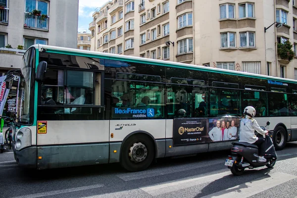 Paris France September 2022 Bus Driving Streets Paris Buses Inexpensive — Foto de Stock
