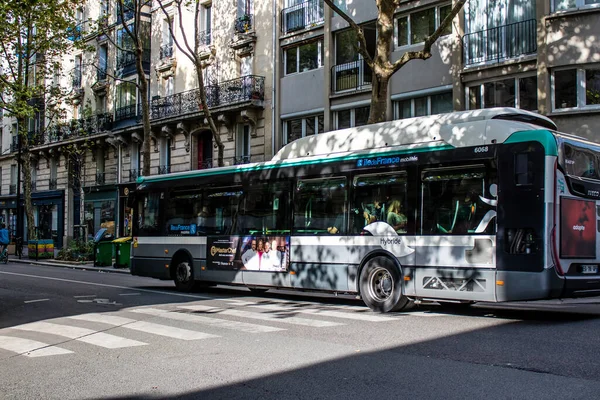 Paris France September 2022 Bus Driving Streets Paris Buses Inexpensive —  Fotos de Stock