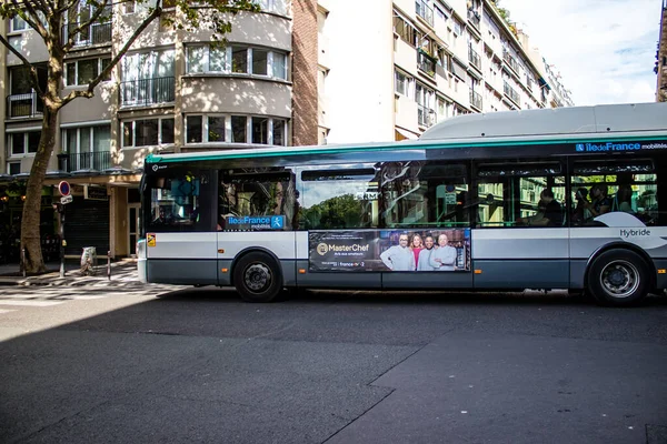 Paris France September 2022 Bus Driving Streets Paris Buses Inexpensive — Stockfoto