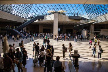 Paris, Fransa - Eylül 2022 Dünyanın en büyük müzesi Louvre, ana girişteki turistler, ziyaretçiler antik heykellere ve ustaların resimlerine hayran olmak için koridorlarda dolaşıyorlar.