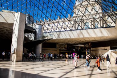 Paris, Fransa - Eylül 2022 Dünyanın en büyük müzesi Louvre, ana girişteki turistler, ziyaretçiler antik heykellere ve ustaların resimlerine hayran olmak için koridorlarda dolaşıyorlar.