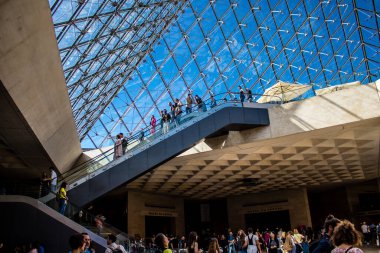 Paris, Fransa - Eylül 2022 Dünyanın en büyük müzesi Louvre, ana girişteki turistler, ziyaretçiler antik heykellere ve ustaların resimlerine hayran olmak için koridorlarda dolaşıyorlar.
