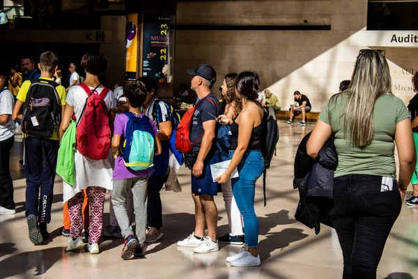 Paris, Fransa - Eylül 2022 Dünyanın en büyük müzesi Louvre, ana girişteki turistler, ziyaretçiler antik heykellere ve ustaların resimlerine hayran olmak için koridorlarda dolaşıyorlar.