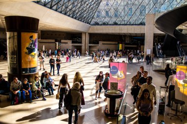 Paris, Fransa - Eylül 2022 Dünyanın en büyük müzesi Louvre, ana girişteki turistler, ziyaretçiler antik heykellere ve ustaların resimlerine hayran olmak için koridorlarda dolaşıyorlar.