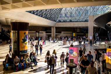Paris, Fransa - Eylül 2022 Dünyanın en büyük müzesi Louvre, ana girişteki turistler, ziyaretçiler antik heykellere ve ustaların resimlerine hayran olmak için koridorlarda dolaşıyorlar.