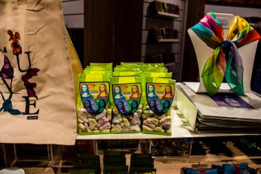 Paris, Fransa - 08 Eylül 2022 Dünyanın en büyük müzesi Louvre, sanat için ikonik bir yerdir, ziyaretçiler müze dükkanında sergilenen sanat eserlerine dayanarak birçok hatıra satın alabilirler.